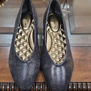 Birdies Textured Black Loafers with Gold Insole
